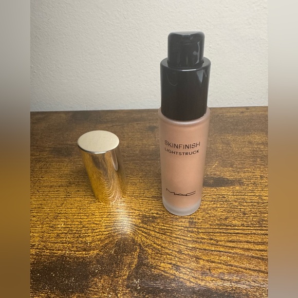 Mac skinfinish lightstruck liquid highlighter bubbled over - Picture 2 of 4